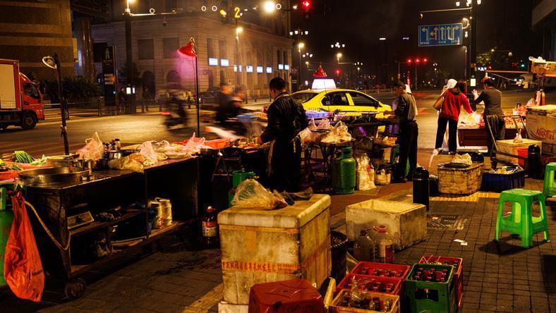 地摊爆火,实体门店急了?